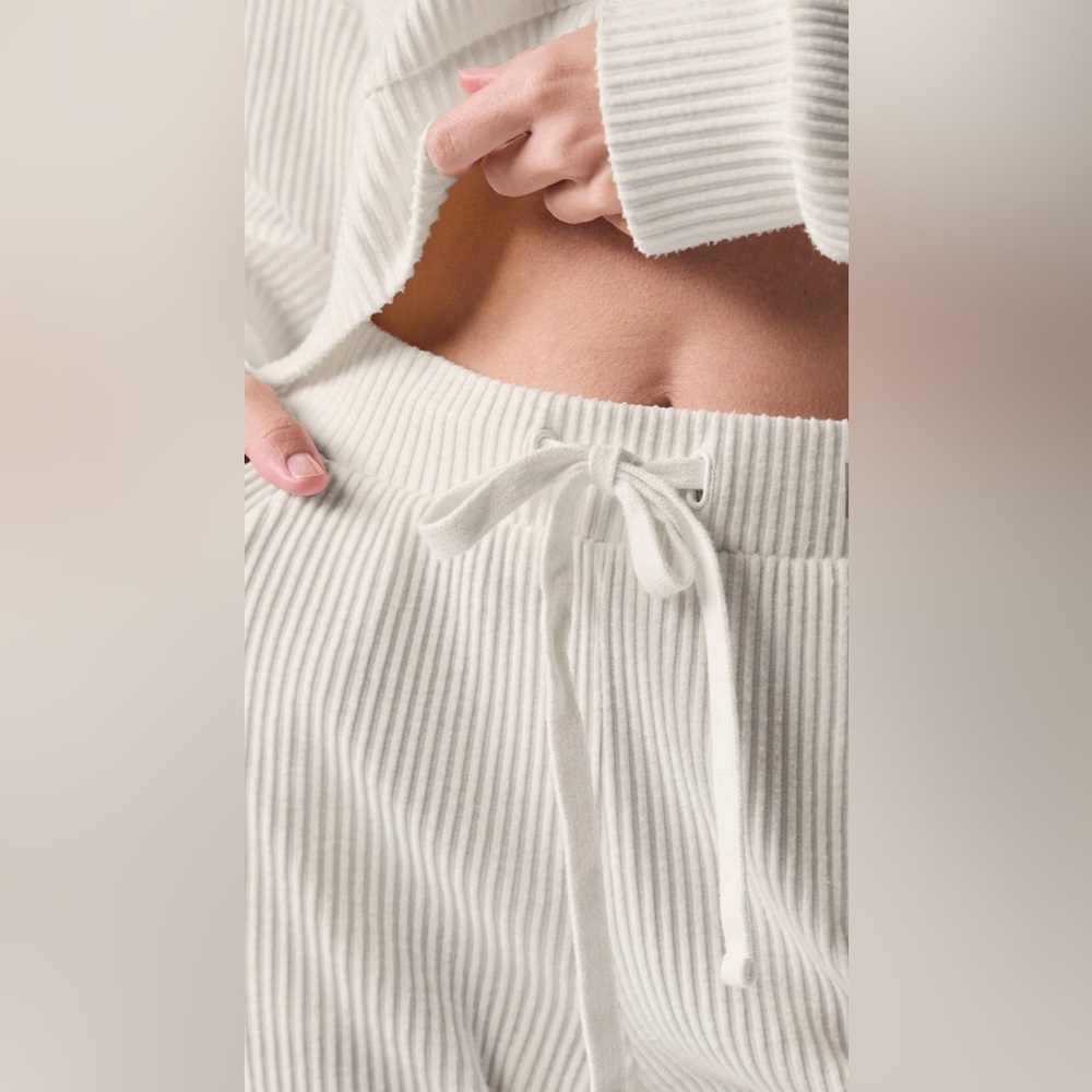 Alo Yoga Muse Matching Set (Hoodie and Pant in Ivory) Small - Picture 12 of 15